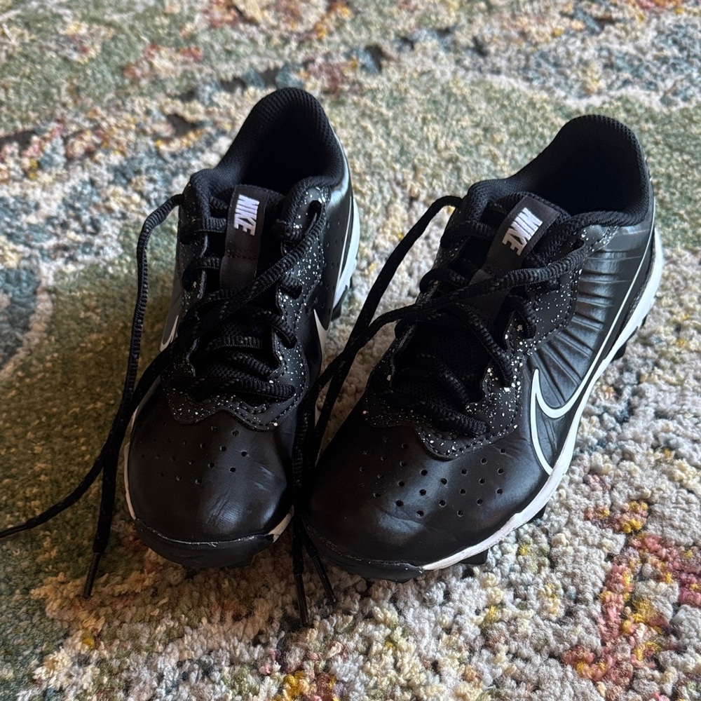 NIKE FASTFLEX YOUTH CLEATS IN SZ 2Y…EXCELLENT PREOWNED CONDITION…WORN 2 TIMES.